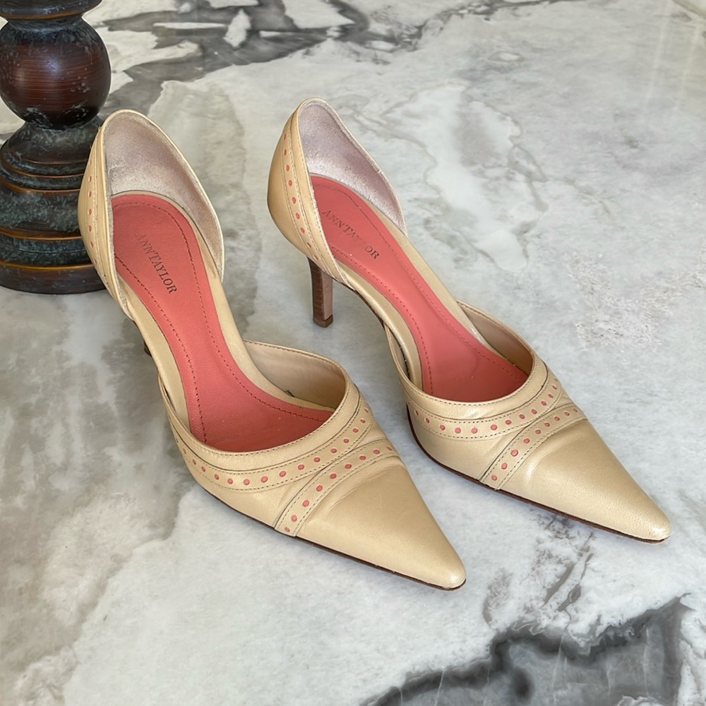 Ann Taylor Sarah Natural Kid pump Size 5.5